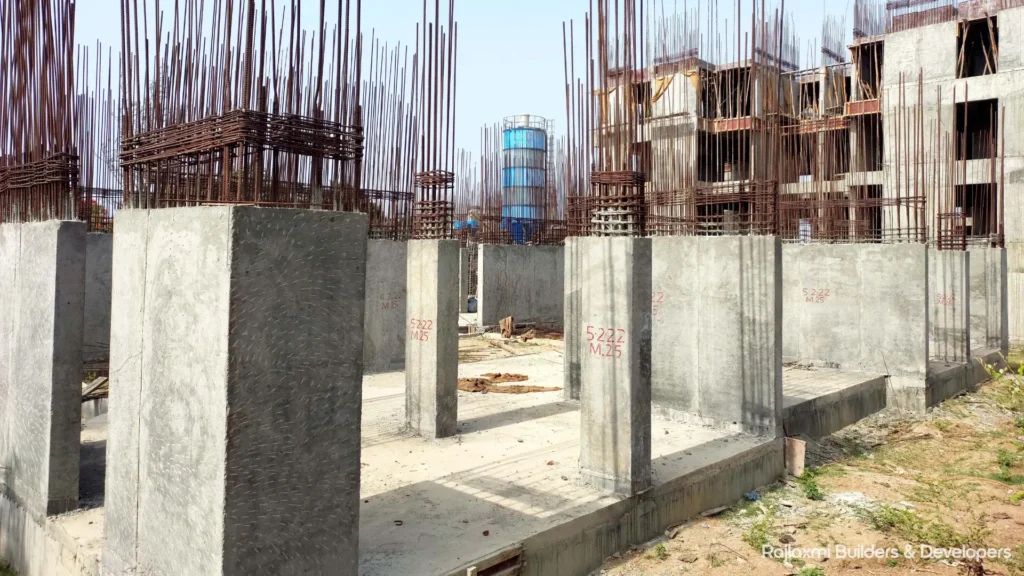 Builders in Nagpur constructing building pillars